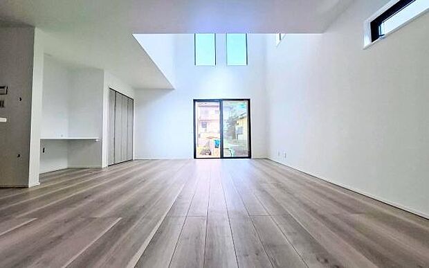 《リビングダイニング》　■家族が自然と集まって、思い思いにくつろぎ、遊び、語らう、やすらぎの空間。