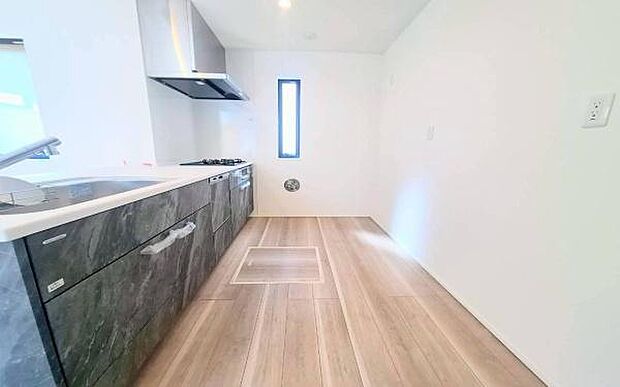 《キッチン》　■家族が集う楽しく親子の会話もはずむキッチン。明るく清潔で使い勝手のいいキッチンには、いつも家族の笑顔があふれています。