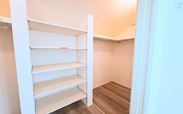 《ウォークインクローゼット》　■大容量のウォークインクローゼットをご用意。衣類だけでなく、遊び道具やトランクなどの旅行用品の収納にも重宝します。