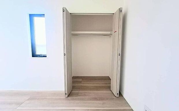 《収納》　■洋服を機能的に収納できるハンガーパイプのほか、帽子やバッグを置ける枕棚も設置。ゆとりあふれる収納空間です。