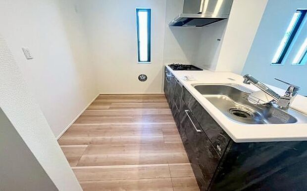 《システムキッチン》　■会話を楽しみながら食事を味わう。一緒にいる時間が楽しい空間。カフェにいるような気分で毎日を過ごしたい。家族でいる時間を柔らかに包み込むインテリア。