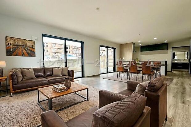 ゆとりを感じさせる上質で明るい空間が、住まう人や訪れる人を心地よく迎え入れてくれます。(本画像家具はCGで作成しており、実際に現地に家具はおかれておりません。また価格に家具は含まれておりません。)