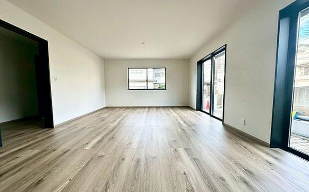 《リビングダイニング》 ■家族が自然と集まって、思い思いにくつろぎ、遊び、語らう、やすらぎの空間。