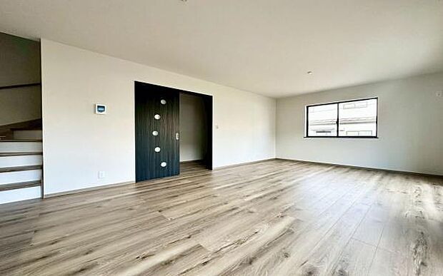 《リビングダイニング》 ■開放的で広いリビング。のびのびとくつろげるリビングは、家族のコミュニケーションの場としてみんなが集まる場所に。