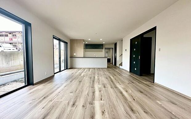 《リビングダイニング》 ■上質な時間を育む暮らしのメインステージ。寛ぎとご家族とのコミュニケーションを育む居心地のよい場所。家族の笑顔と何気ない会話がいつまでも絶えないそんな素敵な空間の予感がします。