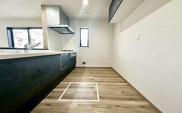 《キッチン》 ■家族が集う楽しく親子の会話もはずむキッチン。明るく清潔で使い勝手のいいキッチンには、いつも家族の笑顔があふれています。