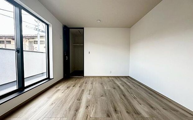 《寝室》 ■心地よい眠りへといざなうしっとりと落ち着いた雰囲気の寝室。収納豊富で寝室をいつもすっきりさせてくれます。