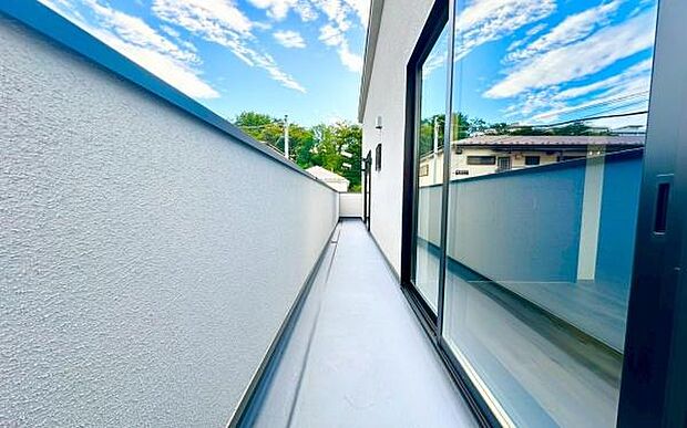 《バルコニー》 ■「青い空」と「白い雲」、「気分が晴れる場所」がここにあります。