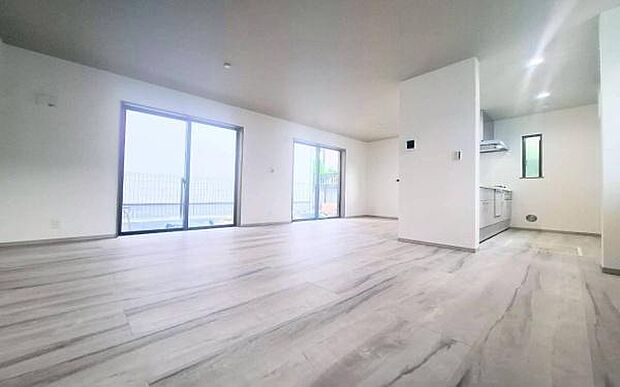 《リビングダイニング》　■家族が自然と集まって、思い思いにくつろぎ、遊び、語らう、やすらぎの空間。