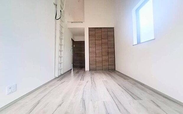 《洋室》　■机とべットを入れても十分な広さ。。お子様の勉強部屋に。