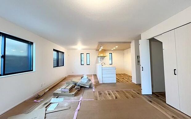 《リビングダイニング》　■上質な時間を育む暮らしのメインステージ。寛ぎとご家族とのコミュニケーションを育む居心地のよい場所。この明るい空間は家族に安らぎを与えて、落ち着いた心地よい空間になるでしょう。