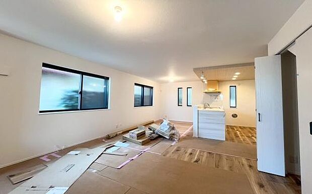 《リビングダイニング》　■大画面ＴＶも余裕、インテリアプランが考えやすいワイドなリビング。家族がしぜんに集まる広さ、お子様が思わず走り出す大空間。