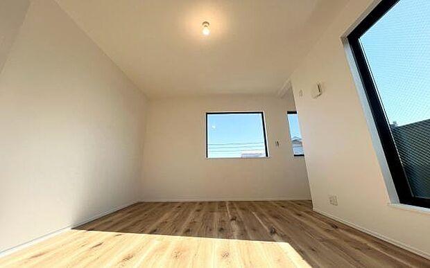 《寝室》　■心地よい眠りへといざなうしっとりと落ち着いた雰囲気の寝室。収納豊富で寝室をいつもすっきりさせてくれます。