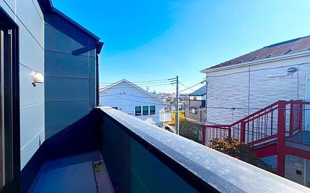 《バルコニー》　■「青い空」と「白い雲」、「気分が晴れる場所」がここにあります。