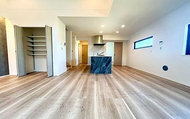 《リビングダイニング》　■豊かな光が照らすこの場所は、たわいもない会話を楽しみ、ゆったりとした時間を過ごす場所。家族の日常が刻まれる大切な空間です。