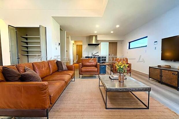 《リビングダイニング》　■本画像は家具や小物の配置をCGで作成しており、実際に現地に家具や小物は置かれておりません。また、価格に家具や小物は含まれておりません。