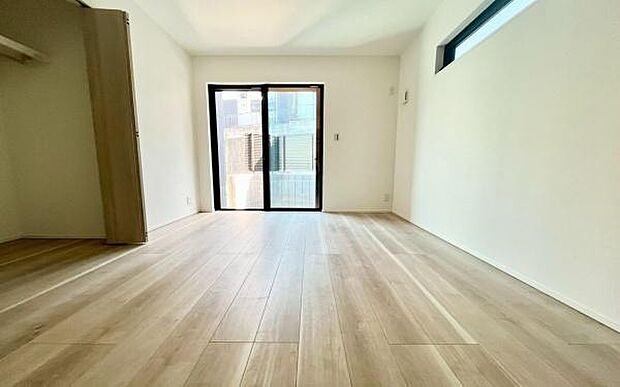 《寝室》　■朝から日差しいっぱい、早起きしたくなる洋室。ベッドを置いてもゆとりを感じられる。窓からの朝日が心地よい目覚めへと誘います。ゆとりある広さを確保し、心地よいプライベートタイムを演出します。