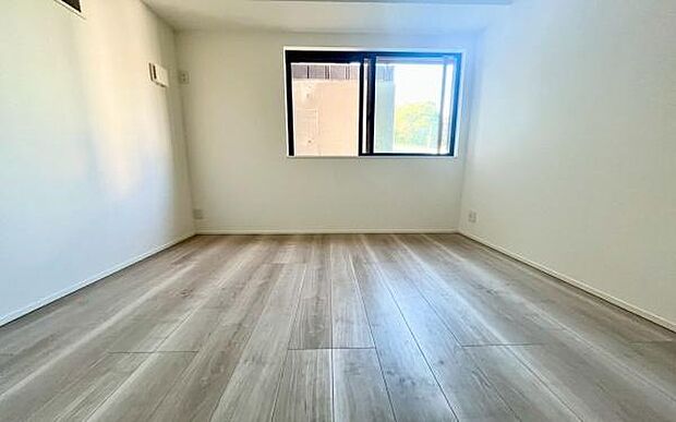 《子供部屋》　■机とべットを入れても十分な広さ、お子様の勉強部屋に。グングンと成績ＵＰの予感が。