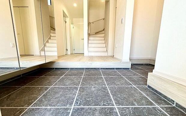 《玄関》■シューズインクローゼットのある広々とした玄関。家族全員の靴をスッキリ収納出来ます。