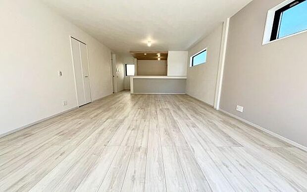 《リビングダイニング》　■開放的で広いリビング。のびのびとくつろげるリビングは、家族のコミュニケーションの場として、みんなが集まる憩いの場所に。