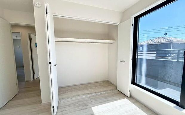 《収納》　■洋服を機能的に収納できるハンガーパイプのほか、帽子やバッグを置ける枕棚も設置。ゆとりあふれる収納空間です。