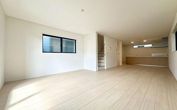 《リビングダイニング》　■上質な時間を育む暮らしのメインステージ。寛ぎとご家族とのコミュニケーションを育む居心地のよい場所。この明るい空間は家族に安らぎを与えて、落ち着いた心地よい空間になるでしょう。