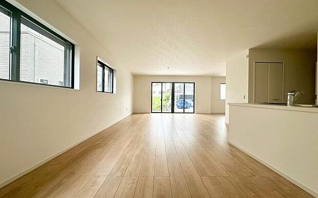 《リビングダイニング》　■上質な時間を育む暮らしのメインステージ。寛ぎとご家族とのコミュニケーションを育む居心地のよい場所。この明るい空間は家族に安らぎを与えて、落ち着いた心地よい空間になるでしょう。