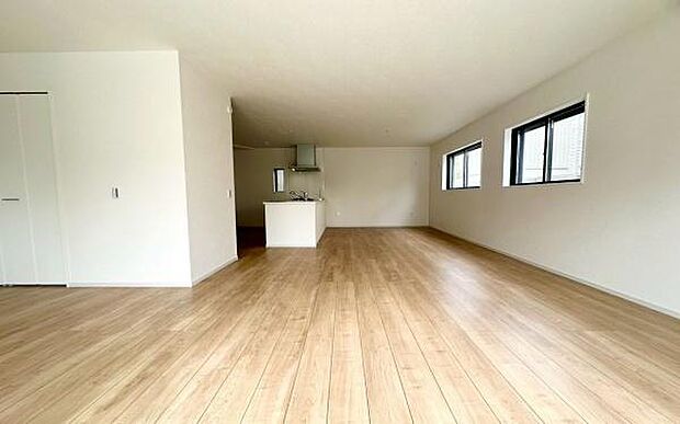 《リビングダイニング》　■豊かな光が照らすこの場所は、たわいもない会話を楽しみ、ゆったりとした時間を過ごす場所。家族の日常が刻まれる大切な空間です。自然光に溢れるこの空間はリフレッシュにピッタリです。