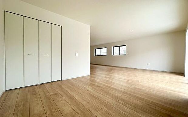 《リビングダイニング》　■ご家族でゆったりとした時間を過ごす場所です。