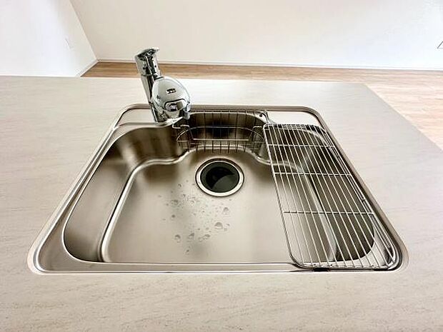 《キッチン》　■ステンレス製シンク。幅と奥行きがあります。