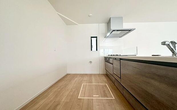 《システムキッチン》　■会話を楽しみながら食事を味わう。一緒にいる時間が楽しい空間。カフェにいるような気分で毎日を過ごしたい。家族でいる時間を柔らかに包み込むインテリア。