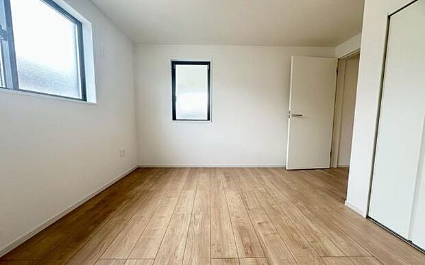 《寝室》　■心地よい眠りへといざなうしっとりと落ち着いた雰囲気の寝室。