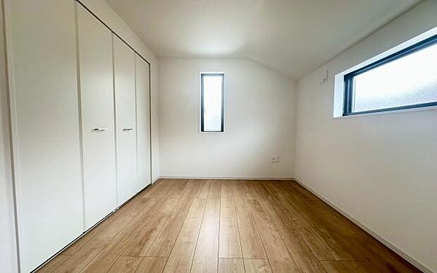 《子供部屋》　■明るい陽の差す居室。子供部屋にもちょうど良さそうですね。