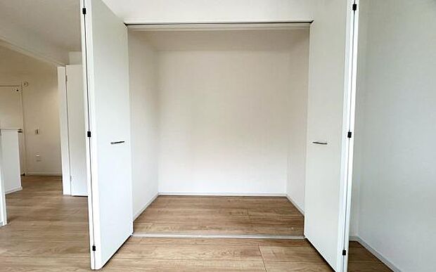 《収納》　■洋服を機能的に収納できるハンガーパイプのほか、帽子やバッグを置ける枕棚も設置。ゆとりあふれる収納空間です。