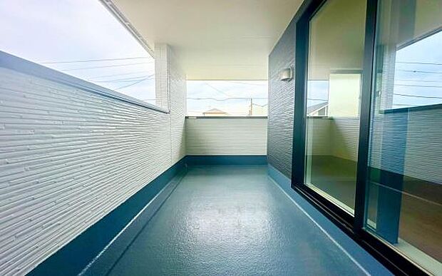 《バルコニー》　■さわやかな風が通り暖かい光がふりそそぐバルコニー