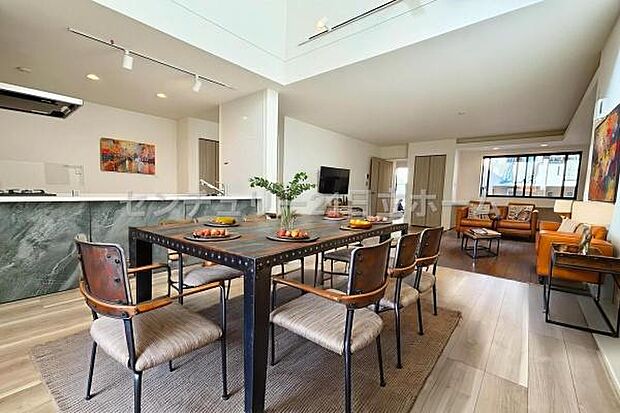 《リビングダイニング》 ■本画像は家具や小物の配置をCGで作成しており、実際に現地に家具や小物は置かれておりません。また、価格に家具や小物は含まれておりません。