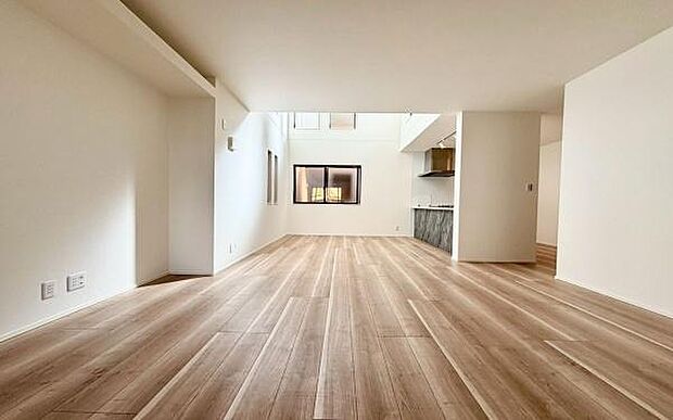 《リビングダイニング》 ■家族が自然と集まって、思い思いにくつろぎ、遊び、語らう、やすらぎの空間。隣室との間仕切りを開け放てばより一層開放的な空間に。