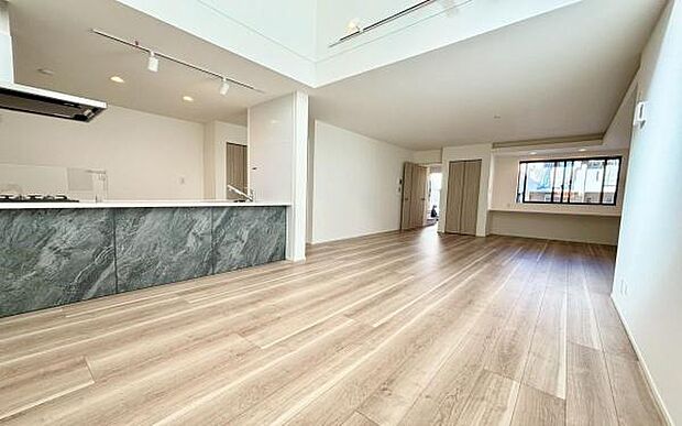 《リビングダイニング》 ■上質な時間を育む暮らしのメインステージ。寛ぎとご家族とのコミュニケーションを育む居心地のよい場所。この明るい空間は家族に安らぎを与えて、落ち着いた心地よい空間になるでしょう。