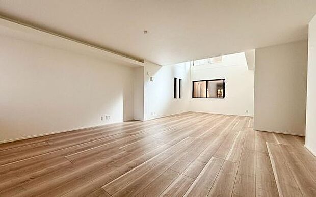 《リビングダイニング》 ■豊かな光が照らすこの場所は、たわいもない会話を楽しみ、ゆったりとした時間を過ごす場所。家族の日常が刻まれる大切な空間です。自然光に溢れるこの空間はリフレッシュにピッタリです。