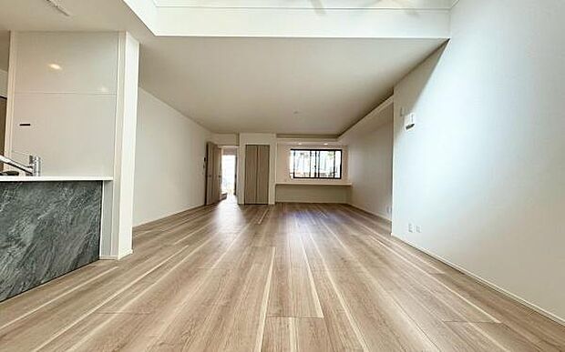 《リビングダイニング》 ■ご家族でゆったりとした時間を過ごす場所です。