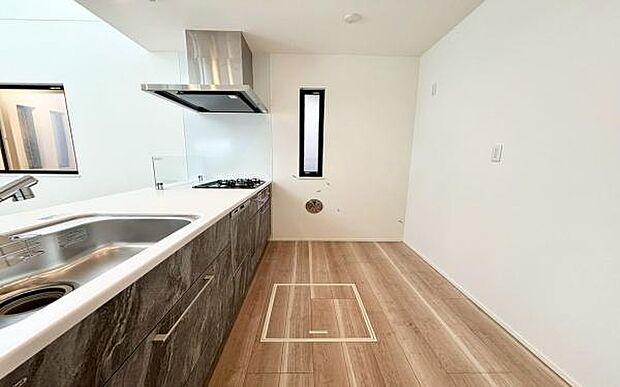 《システムキッチン》 ■会話を楽しみながら食事を味わう。一緒にいる時間が楽しい空間。カフェにいるような気分で毎日を過ごしたい。家族でいる時間を柔らかに包み込むインテリア。