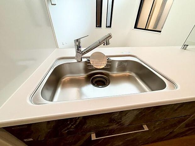 《キッチン》 ■ステンレス製シンク。幅と奥行きがありますので、食器洗時のストレスも減りそうです。