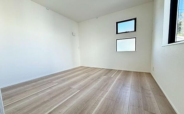 《子供部屋》 ■明るい陽の差す居室。子供部屋にもちょうど良さそうですね。