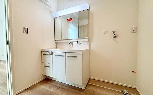 《洗面化粧台》 ■使いやすいシャープなデザインの洗面化粧台。