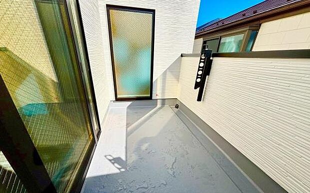 《バルコニー》 ■「青い空」と「白い雲」、「気分が晴れる場所」がここにあります。