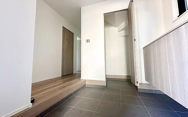 《玄関》　■我が家の顔である玄関。帰るのが楽しみになりますね。