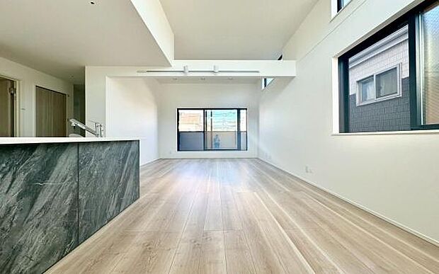 《リビングダイニング》　■上質な時間を育む暮らしのメインステージ。寛ぎとご家族とのコミュニケーションを育む居心地のよい場所。この明るい空間は家族に安らぎを与えて、落ち着いた心地よい空間になるでしょう。