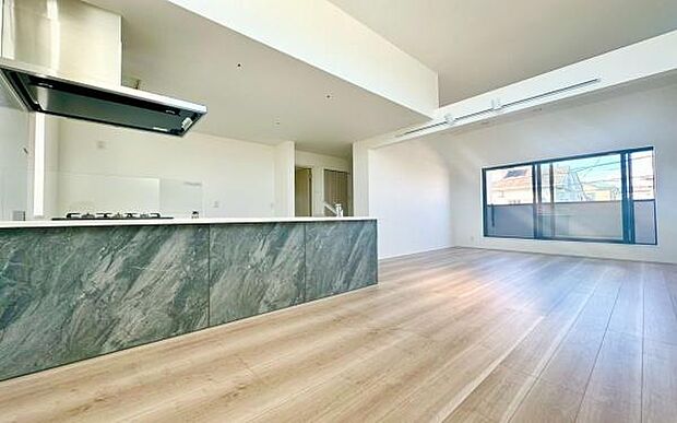 《リビングダイニング》　■豊かな光が照らすこの場所は、たわいもない会話を楽しみ、ゆったりとした時間を過ごす場所。家族の日常が刻まれる大切な空間です。自然光に溢れるこの空間はリフレッシュにピッタリです。