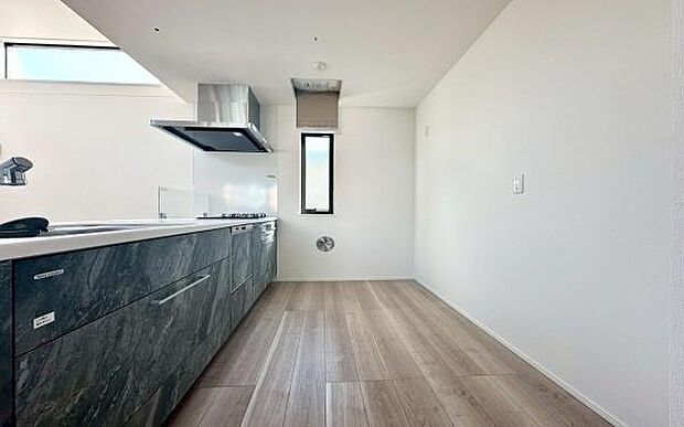 《システムキッチン》　■お手入れしやすくきれいなキッチン。お料理の始めから後片付けまで楽しい時間になりそうです。