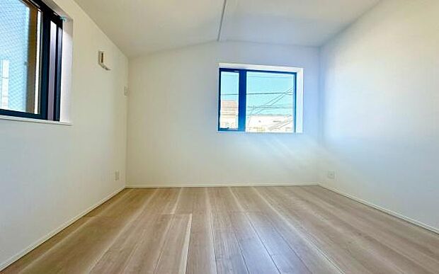 《子供部屋》　■机とべットを入れても十分な広さ、お子様の勉強部屋に。グングンと成績ＵＰの予感が。